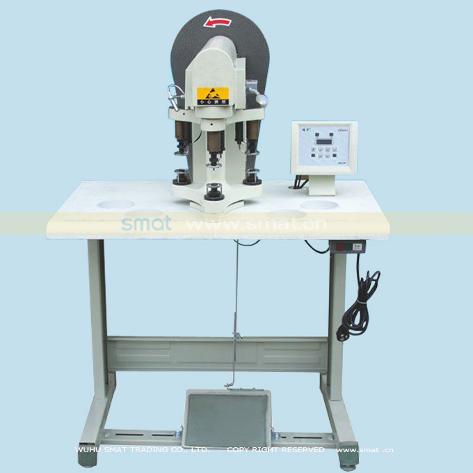 Motor-driving Computer-control button attaching machine